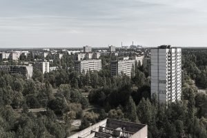 Sicht von einem Hochhaus auf Prypjat und das Kernkraftwerk Tschernobyl.