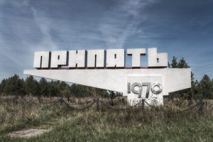 Beton-Schriftzug „ПРИПЯТь“ (PRYPJAT).